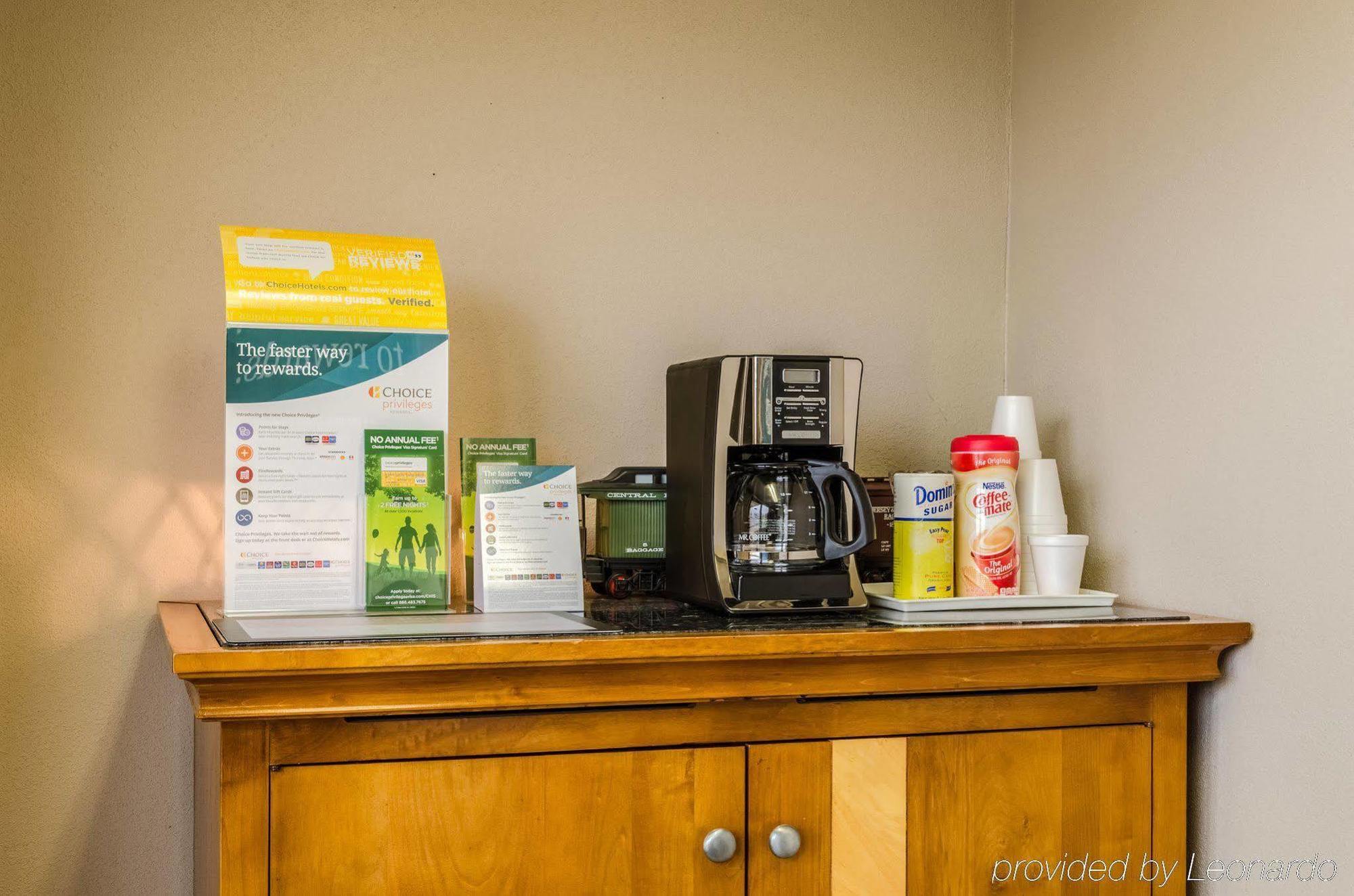 Rodeway Inn Indianola エクステリア 写真
